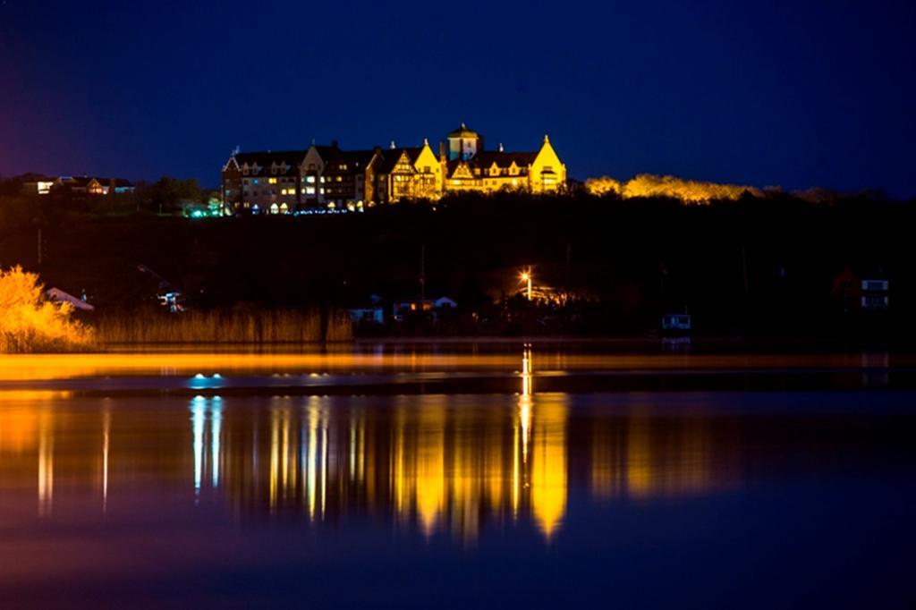 Готель Montauk Manor Екстер'єр фото The Ocean House at night