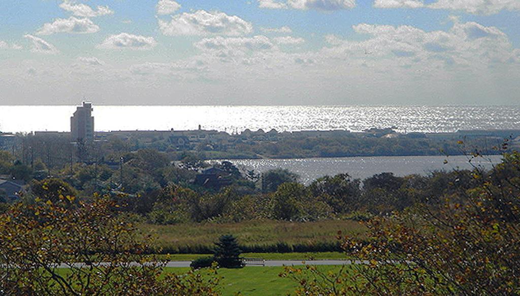 Готель Montauk Manor Екстер'єр фото View of the Atlantic Ocean from the park