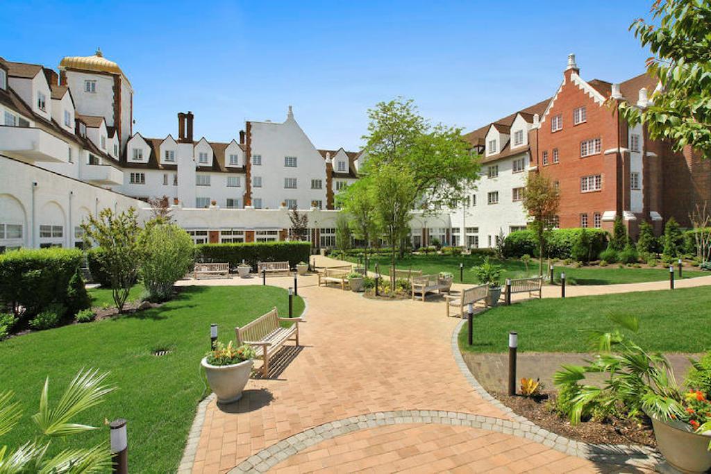 Готель Montauk Manor Екстер'єр фото The courtyard at the former St. Mary's Hospital