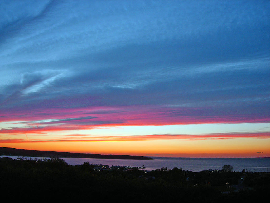 Готель Montauk Manor Екстер'єр фото Sunset over the Gulf of Riga
