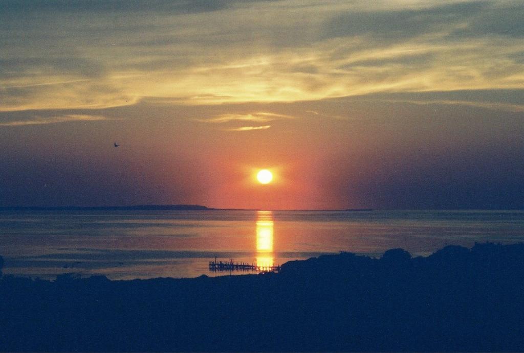 Готель Montauk Manor Екстер'єр фото Sunset over the Gulf of Riga